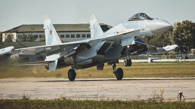 Авиастроители передали Минобороны очередные серийные самолёты Су-57 и Су-35С