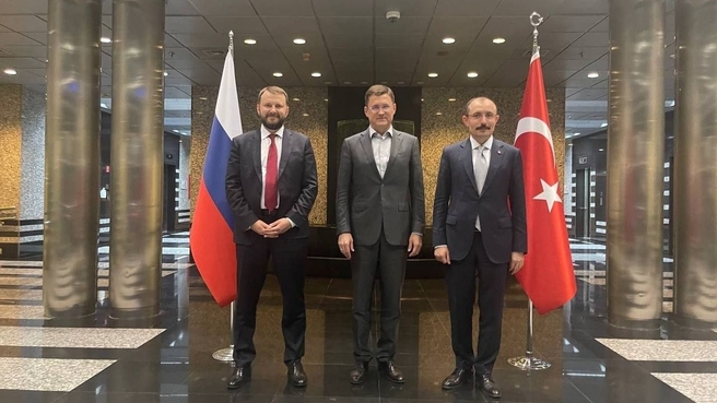 Alexander Novak with Turkish Minister of Trade and Co-Chair of the Russian-Turkish Intergovernmental Commission Mehmet Mus and Russian presidential aid Maxim Oreshkin