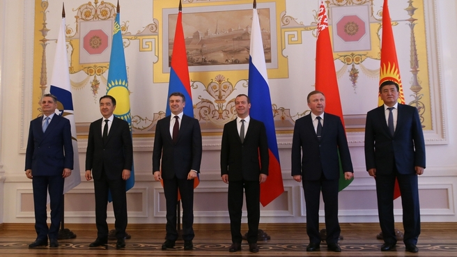 Совместное фотографирование глав делегаций-участников заседания Евразийского межправительственного совета