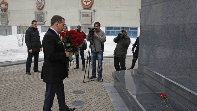 Возложение цветов к Стеле героев комплекса Площадь Славы в Хабаровске