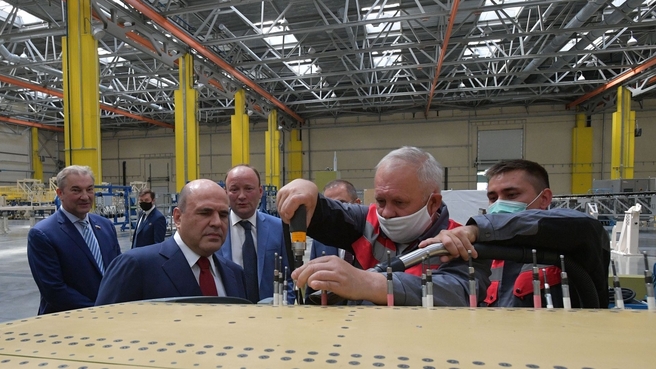 Михаил Мишустин посетил завод «АэроКомпозит-Ульяновск»