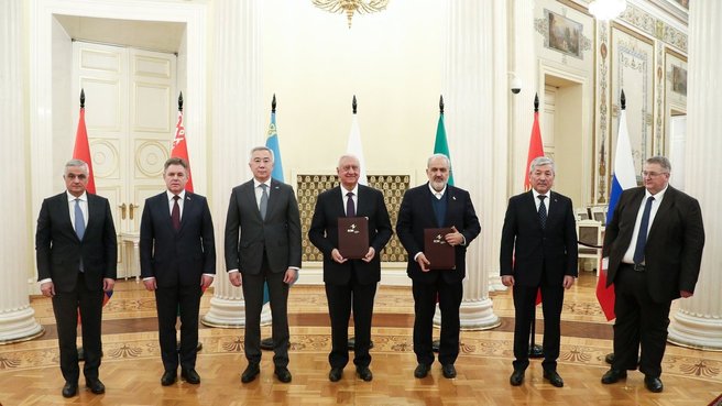 Совместное фотографирование на церемонии подписания Соглашения о свободной торговле между Евразийским экономическим союзом и Исламской Республикой Иран