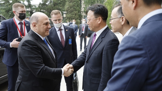 Mikhail Mishustin visited Tsinghua University in Beijing. With Tsinghua University President Wang Xiqin