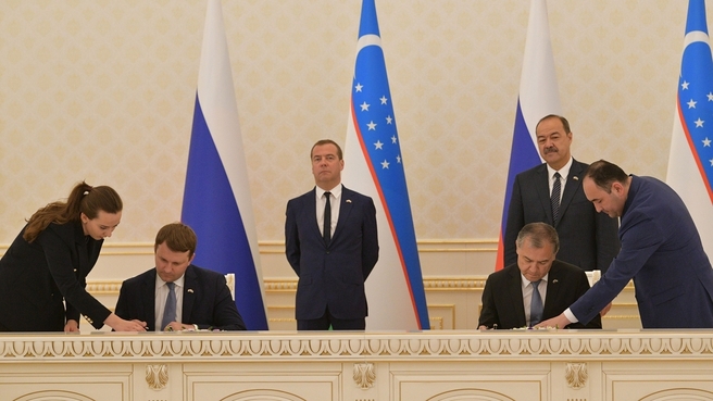 Подписание документов по завершении первого заседания Совместной комиссии на уровне глав правительств России и Узбекистана