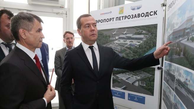 Осмотр информационных стендов о проектировании объектов на территории гражданского сектора аэропорта Петрозаводск