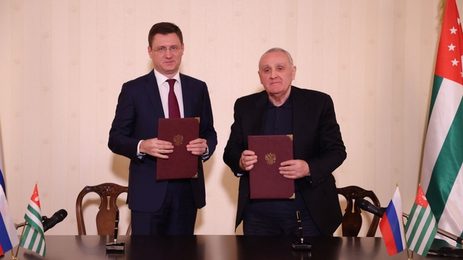 Alexander Novak and Prime Minister of the Republic of Abkhazia, Commission Co-Chair Alexander Ankvab at the signing of the protocol on the results of the 19th meeting of the Intergovernmental Commission on Socio-Economic Cooperation between Russia and Abkhazia