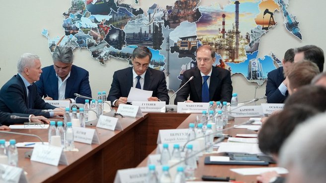 Денис Мантуров встретился с Комитетом Государственной Думы по промышленности и торговле