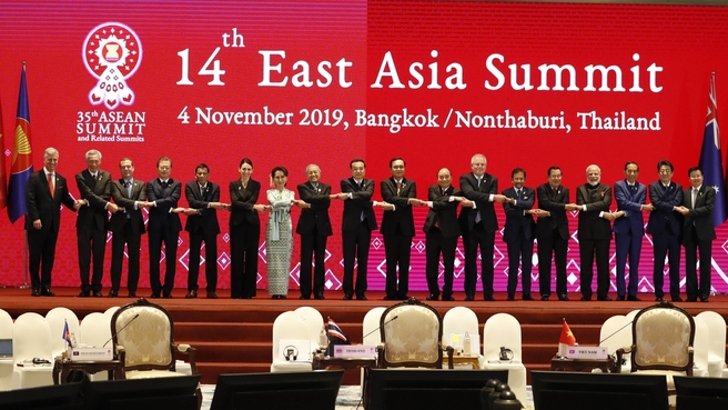 Joint photo opportunity for heads of delegations taking part in the 14th East Asia Summit