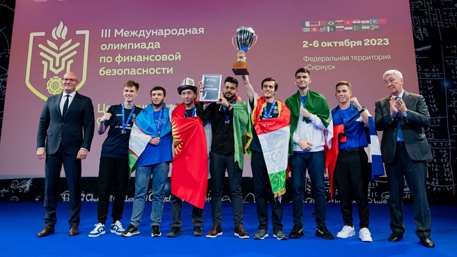 Дмитрий Чернышенко наградил победителей турнира по фиджитал-футболу на Международной олимпиаде по финансовой безопасности