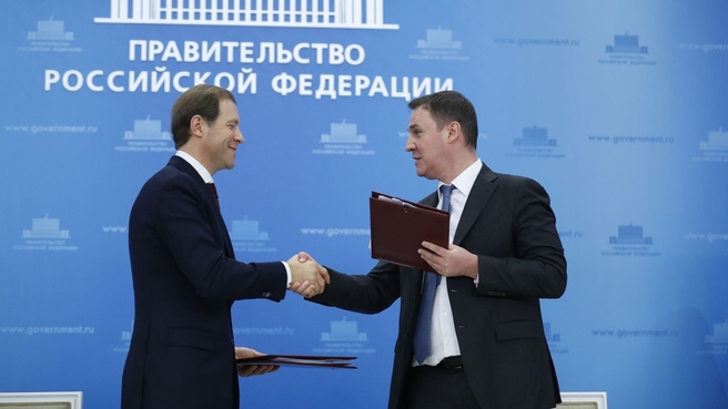 Денис Мантуров и Дмитрий Патрушев на подписании соглашений о стабилизации цен на сахар и подсолнечное масло