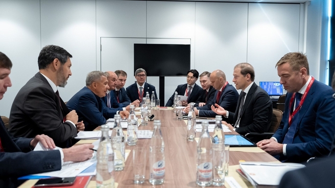 Денис Мантуров провёл рабочие встречи с главами регионов на ПМЭФ-2023