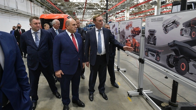 Михаил Мишустин посетил автомобильный завод ПАО «КамАЗ». С генеральным директором ПАО «КамАЗ» Сергеем Когогиным (справа)