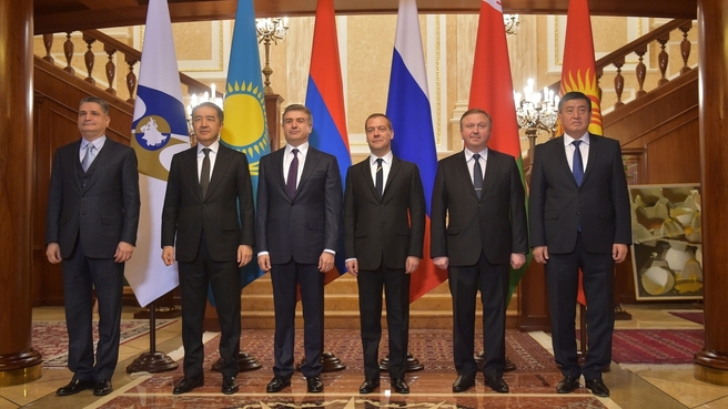 Совместное фотографирование глав делегаций, принимающих участие в заседании Евразийского межправительственного совета
