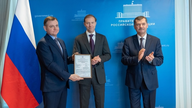 Денис Мантуров принял участие в церемонии вручения одобрительных документов для российских гражданских воздушных судов
