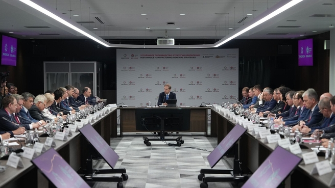 Денис Мантуров провёл координационную сессию с торговыми представителями России за рубежом