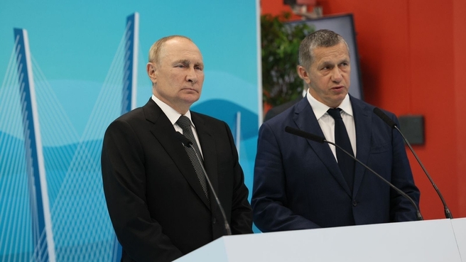 Владимир Путин и Юрий Трутнев на Восточном экономическом форуме