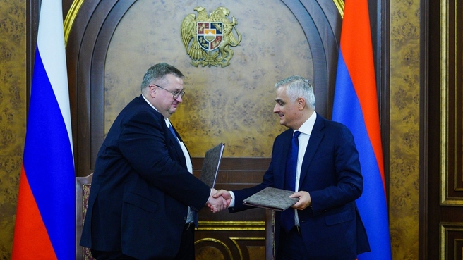 Alexei Overchuk and Deputy Prime Minister of the Republic of Armenia Mher Grigoryan sign the Programme of Economic Cooperation between the Government of the Russian Federation and the Government of the Republic of Armenia for 2022-2025
