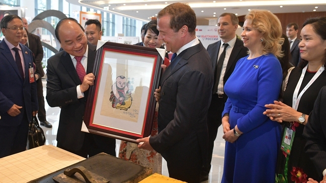 Дмитрий Медведев и Премьер-министр Вьетнама Нгуен Суан Фук во время осмотра выставки, представленной в концертном зале «Зарядье» в рамках перекрёстных  годов России во Вьетнаме и Вьетнама в России