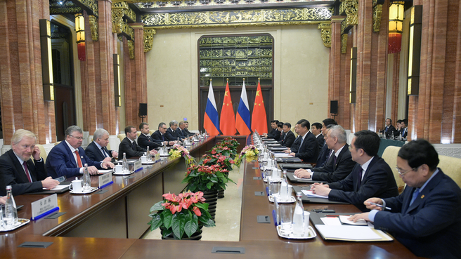 Dmitry Medvedev meets with President Xi Jinping of China