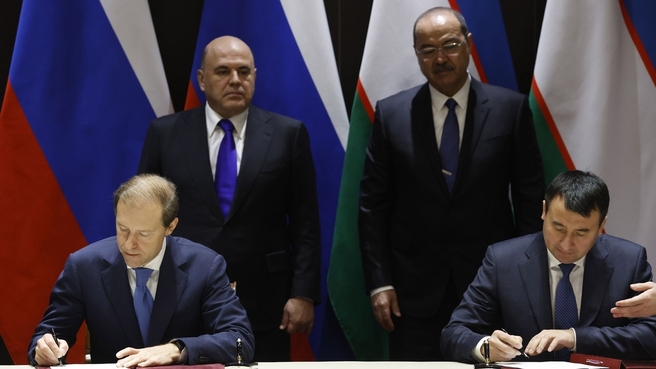 Mikhail Mishustin and Prime Minister of Uzbekistan Abdulla Aripov at a document-signing ceremony. With Russian Deputy Prime Minister and Minister of Industry and Trade Denis Manturov and Deputy Prime Minister and Minister of Investment and Foreign Trade of Uzbekistan Jamshid Khodjayev