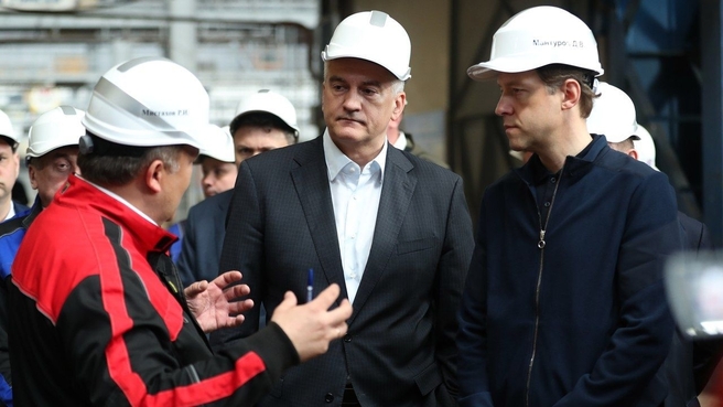 Денис Мантуров посетил Судостроительный завод им.Б.Е.Бутомы в Крыму