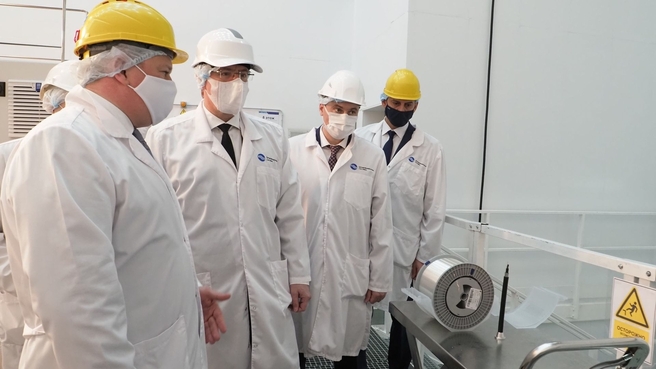 Дмитрий Чернышенко в рамках рабочего визита в Мордовию посетил предприятие АО «Оптиковолоконные системы»