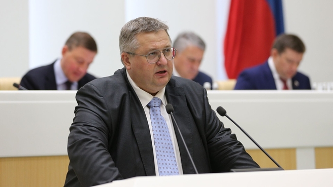 Алексей Оверчук выступил на заседании Совета Федерации в рамках правительственного часа. Фото пресс-службы Совета Федерации