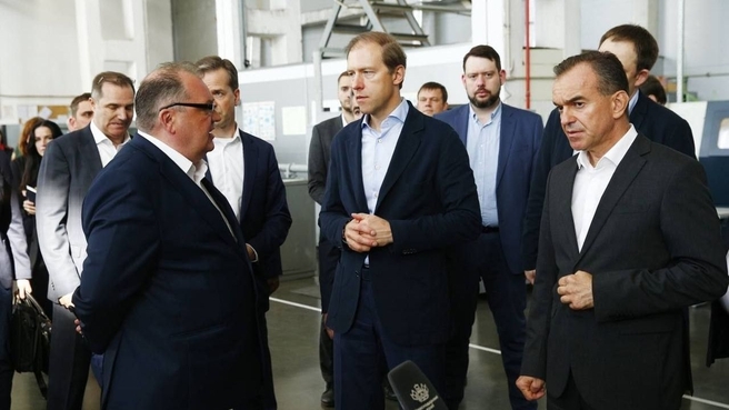 Денис Мантуров вместе с губернатором Краснодарского края Вениамином Кондратьевым посетил Краснодарский приборный завод «Каскад»
