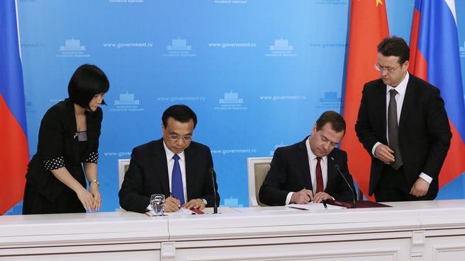 Подписание документов в ходе 19-й регулярной встречи глав правительств России и Китая