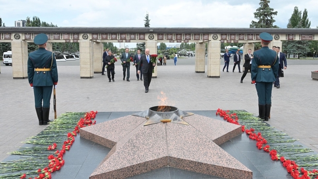 Михаил Мишустин возложил цветы к Вечному огню в парке Победы в Казани