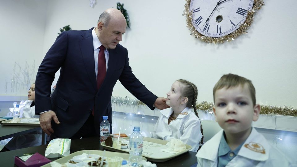 Михаил Мишустин и главы делегаций стран СНГ вместе с детьми посетили шоколадную фабрику в рамках акции «Ёлка желаний»