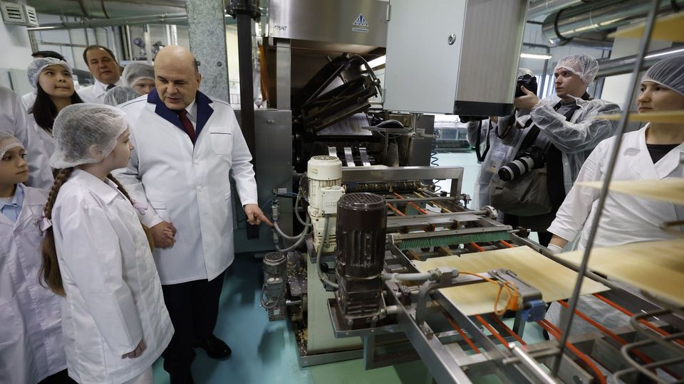 Михаил Мишустин и главы делегаций стран СНГ вместе с детьми посетили шоколадную фабрику в рамках акции «Ёлка желаний»