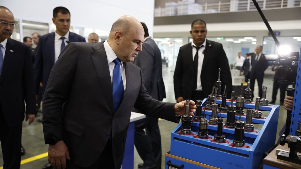 Михаил Мишустин и Премьер-министр Узбекистана Абдулла Арипов посетили ООО «Texnopark» в Ташкенте