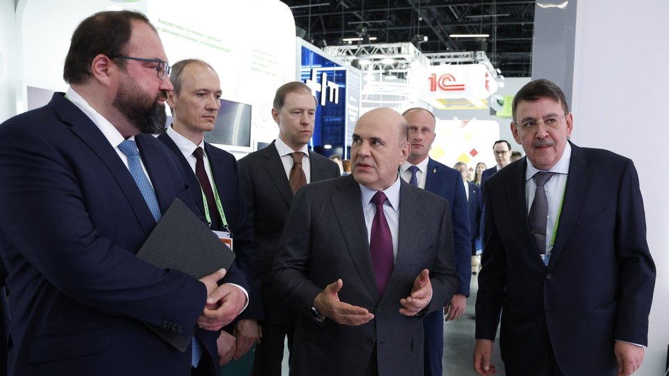 Михаил Мишустин осмотрел выставку «Цифровая индустрия промышленной России». С Министром цифрового развития, связи и массовых коммуникаций Максутом Шадаевым, Дмитрием Григоренко и Денисом Мантуровым