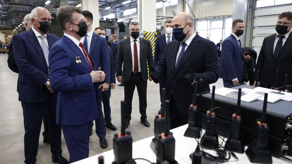 Михаил Мишустин посетил фабрику радиоэлектронной аппаратуры концерна «Созвездие» в Воронеже