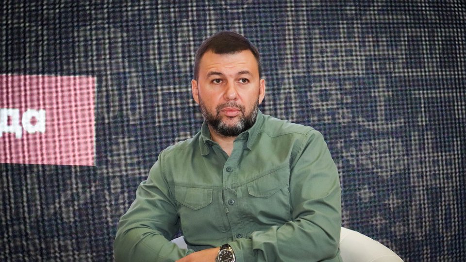 Глава ДНР Денис Пушилин во время встречи вместе с Дмитрием Чернышенко с демобилизованными студентами