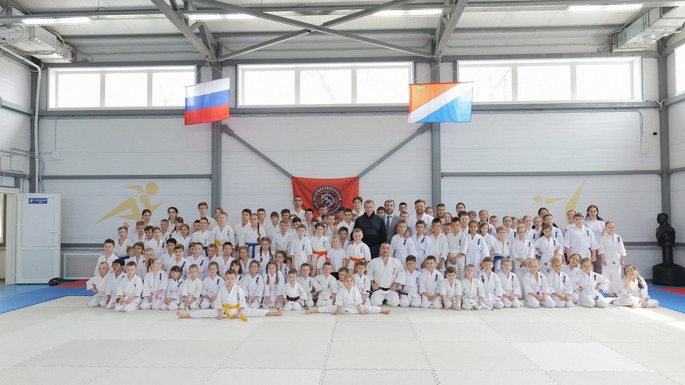 Юрий Трутнев посетил во Владивостоке среднюю общеобразовательную школу №70, в которой построен модульный спортивный зал по программе «50 спортзалов в школах ДФО»
