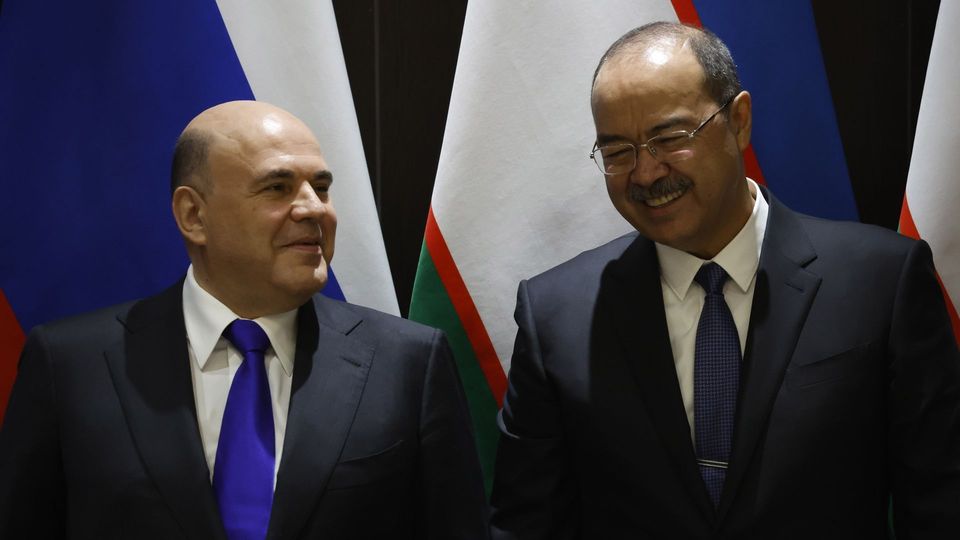 Михаил Мишустин и Премьер-министр Узбекистана Абдулла Арипов на подписании документов