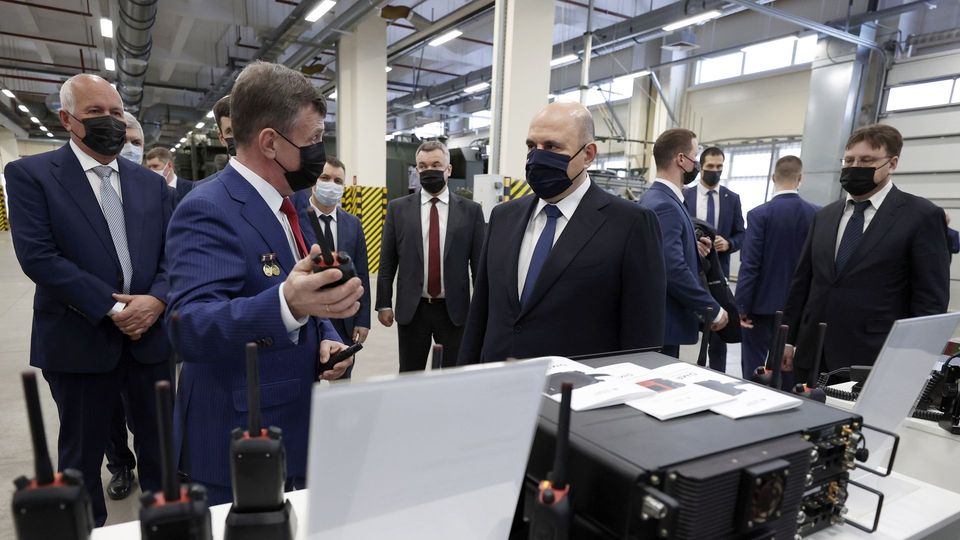 Михаил Мишустин посетил фабрику радиоэлектронной аппаратуры концерна «Созвездие» в Воронеже